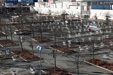 Chemnitz: Trotz Feiertag: Zahlreiche Einkaufswagen auf Parkplatz in Chemnitz