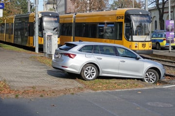 Auto in Gleisbett gelandet: Crash mit Straßenbahn in der Neustadt