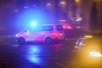 Radlerin fährt bei Blaulicht-Alarm in Tramschiene: Verletzt!
