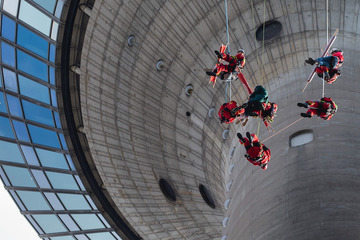 Spektakulärer Einsatz: Höhenretter seilen sich von 180-Meter-Turm ab!