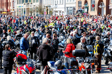 Großer Andrang: Tausende Menschen bei Motorrad-Gottesdienst