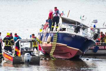 Hamburg: Sportboot fährt sich auf Elbe fest: Drei Menschen müssen gerettet werden