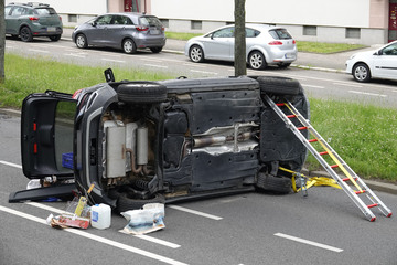 Unfall in Chemnitz: Auto landet auf Seite