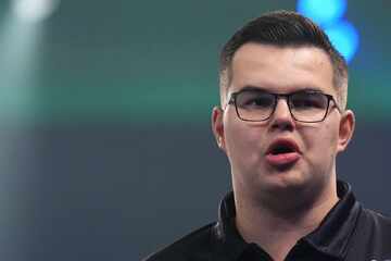 Darts-Star im Krankenhaus: Vize-Weltmeister verpasst Premier League wegen zu starker Schmerzen