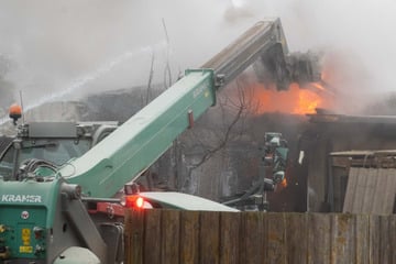 Großeinsatz in Sachsen: Scheunenbrand droht auf Wohnhaus überzugreifen!