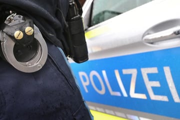 Chemnitz: Chemnitz: Betrunkener pinkelt auf Straße und beleidigt Polizisten
