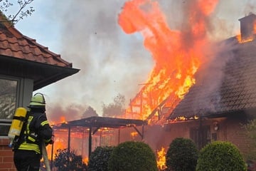 Dichter Rauch und meterhohe Flammen: Haus durch Feuer teils eingestürzt