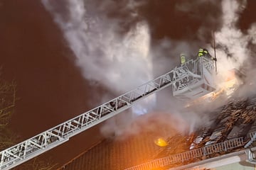 Feuerwehr steht bei Brand vor Herausforderung: "Kostet Zeit und Kraft"