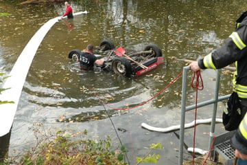 Accident near Dresden: Smart drives into a pond, one person injured