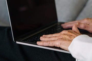 Trojaner auf dem Computer? Senior fällt auf teuren Betrug rein
