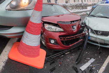 Vorfahrt nicht beachtet: Zwei Verletzte nach Crash in Mittelsachsen