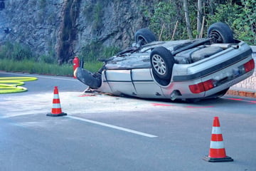 19-Jähriger kracht gegen Steinmauer und überschlägt sich: Dann greifen Gaffer zum Handy