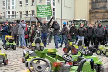 Sachsens Bauern protestieren in Dresden mit Mini-Treckern gegen Abkommen