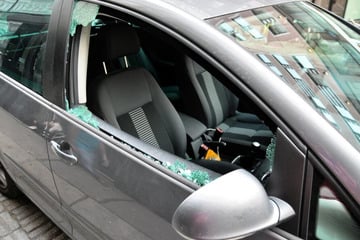 Geld und Wertsachen aus mehreren Autos im Erzgebirge gestohlen