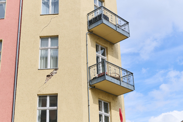 Berlin: Risse in der Fassade: Erneut Haus in Schöneberg geräumt