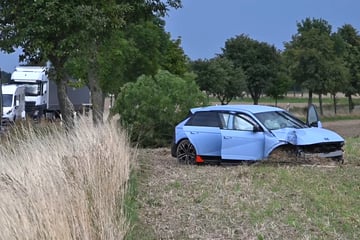 Elektroauto kracht gegen Baum: Rettungshubschrauber im Einsatz