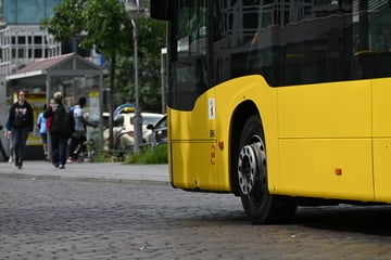 BVG-Bus senst in Neukölln Laterne um: Mast trifft zwei Menschen an Haltestelle