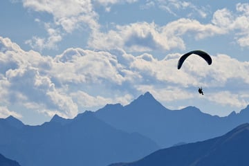 Landung geht schief: Gleitschirmflieger stürzt aus zehn Metern Höhe