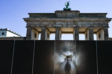 Berlin: Berlin baut die Mauer am Brandenburger Tor wieder auf