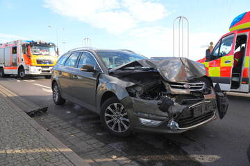 Auffahrunfall hinterm Hauptbahnhof: Drei Autos krachen ineinander
