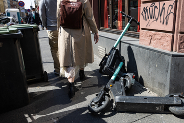 Frankfurt: What's up with the yellow cards on Hessen's e-scooters?