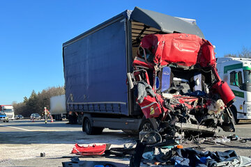 Unfall A6: Von Fahrerkabine kaum was übrig: Laster kracht in Sattelzug, Fahrer schwer verletzt