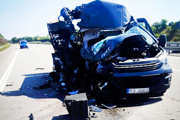 Unfall A4: Tödlicher Unfall auf A4: Transporter knallt am Stauende in Lkw