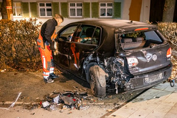 Unfall mit 2,9 Promille: VW-Fahrer donnert gegen Autos, dann will er abhauen