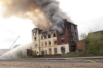 Lagerhallen-Feuer in Neustadt-Glewe: War es Brandstiftung?