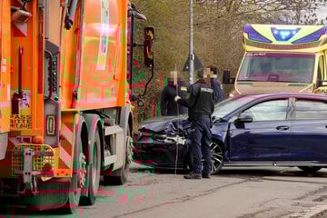 VW kracht mit Müllauto zusammen - Zwei Verletzte