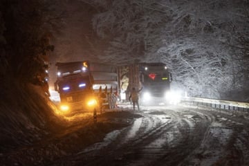 Wintereinbruch sorgt für zahlreiche Unfälle und blockierte Straßen