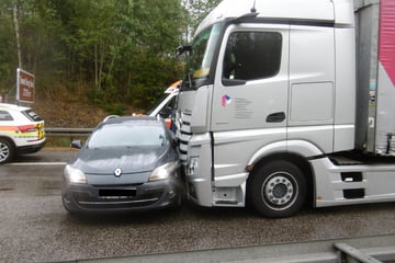 Unfall A71: A71: Lkw schiebt Renault 50 Meter vor sich her