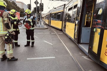 Straßenbahnen krachen zusammen: Unfall-Chaos in Berlin-Mitte