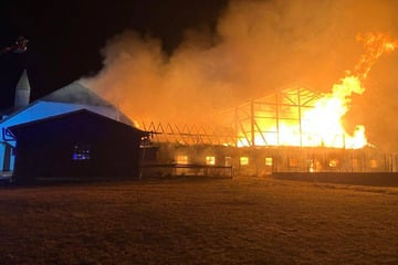 Weihnachtsessen endet in Feuer-Drama: Millionenschaden nach Großbrand auf Bauernhof