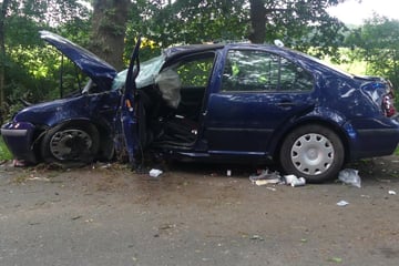 Lebensgefahr! Mann verliert Kontrolle und kracht mit Wagen gegen Baum