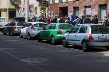 Dresden: Warum stehen die Menschen hier in der Dresdner Neustadt Schlange?