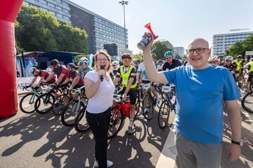 Chemnitz: Fichtelberg-Radmarathon: Radfahrer trotzen Hitze