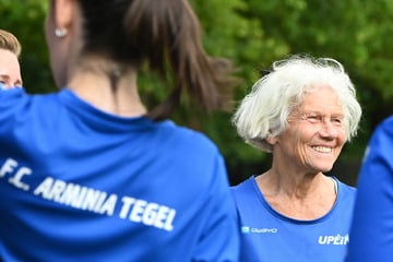 Berlin: Mit 73 noch voll am Ball: Berliner Fußball-Oma erobert die Bezirksliga