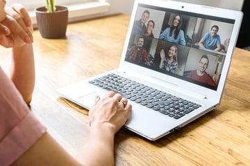 Abscheuliche Aussage aus Kontext gerissen? Professorin nach Zoom-Panne in Kritik