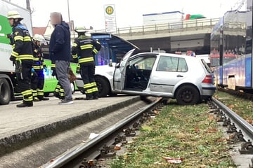 Lkw übersieht Auto bei Spurwechsel: VW Golf gegen Tramhäuschen in München geschleudert