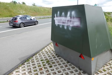 Chemnitz: Chemnitzer Superblitzer an Bundesstraße besprüht