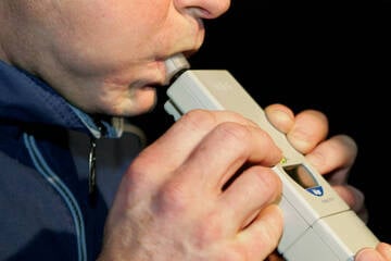 Gescheiterte Rettung: Zwei betrunkene Autofahrer landen im Straßengraben