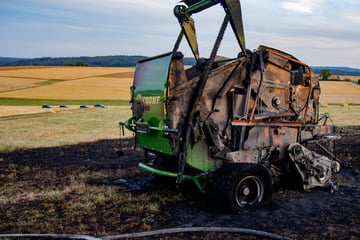 Erntemaschine geht in Flammen auf und sorgt für Flächenbrand in Mittelhessen