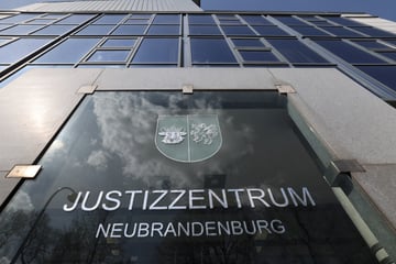 Tochter und Stieftochter jahrelang sexuell missbraucht: Mann muss hinter Gitter