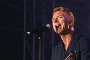 Dresden: Dem Regen zum Trotz: Ronan Keating lässt sich Auftritt in Junger Garde nicht vermiesen