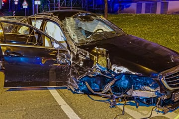 Mercedes knallt in Betonwand: Fahrer viel zu schnell unterwegs?