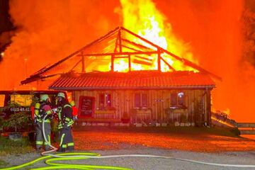 Großbrand zerstört über 110 Jahre alte "Alpe Mohr" im Allgäu