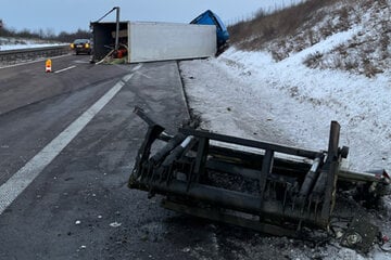 A36 bis zum Nachmittag gesperrt: Laster kippt auf Fahrbahn um