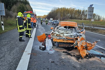 Unfall A72: Schwerer Unfall auf A72 bei Zwickau: Auto gerät unter Laster, Fahrer in Lebensgefahr