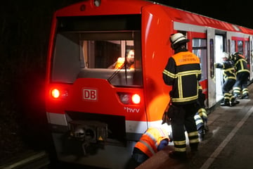 Mann stürzt mit Fahrrad ins Gleisbett, dann fährt die S-Bahn ein!